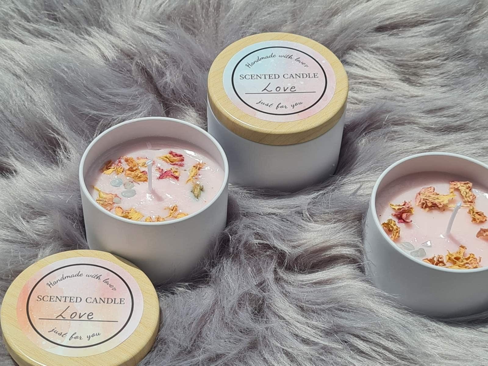 Ръчно изработена свещ с етерични масла, кристали и сушени билки в метален съд